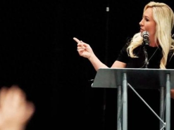 爱泼斯坦案文件被迫公开，特朗普捂不住了